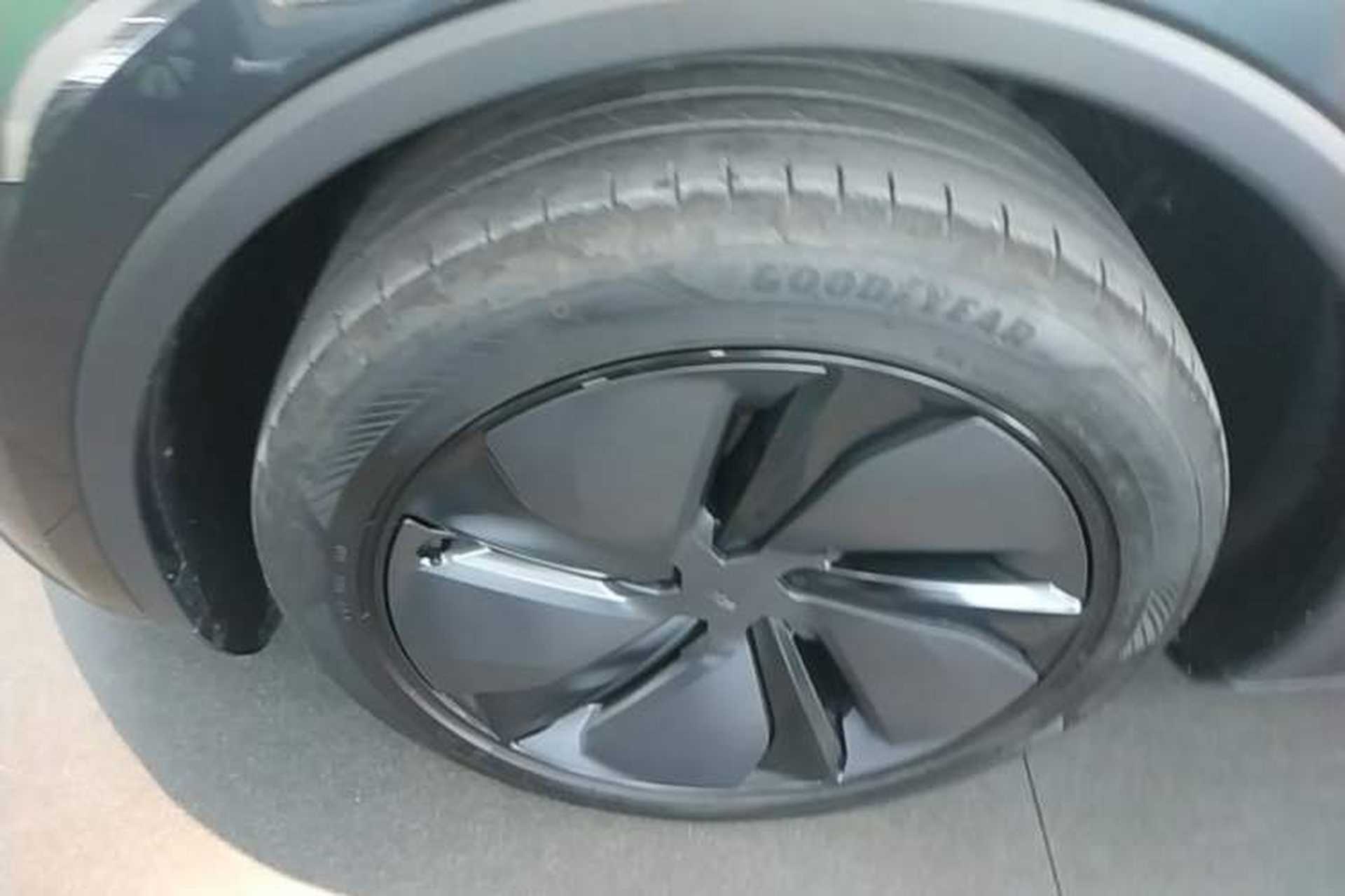Used Tesla Model Y 2025 Rear-Wheel Drive First Edition Left Front Wheel Hub