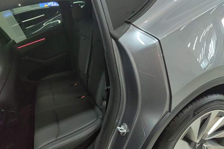 Used Tesla Model Y 2025 Long-Range All-Wheel-Drive Version Left Rear Seat