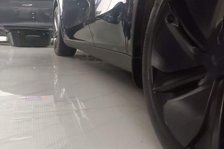 Used Tesla Model Y 2025 Long-Range All-Wheel-Drive Version Left Side Sill