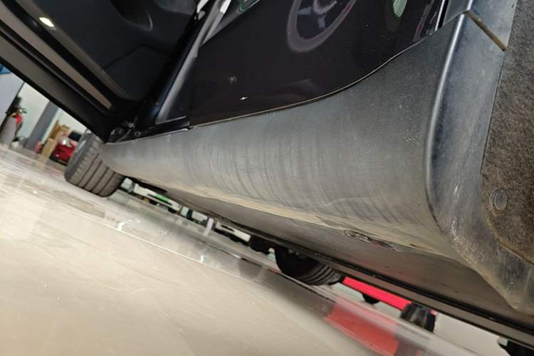 Used Tesla Model Y 2025 Long-Range All-Wheel-Drive Version Left Side Sill