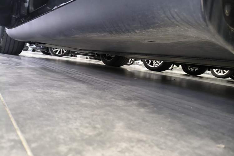 Used Tesla Model Y 2025 Rear-Wheel Drive First Edition Left Side Sill