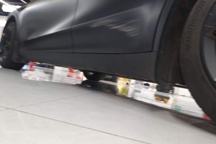 Used Tesla Model Y 2025 Long-Range All-Wheel-Drive Version Left Side Sill