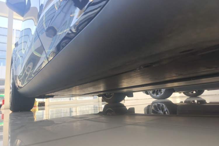Used Tesla Model Y 2025 Updated Version Long-Range All-Wheel Drive Left Side Sill
