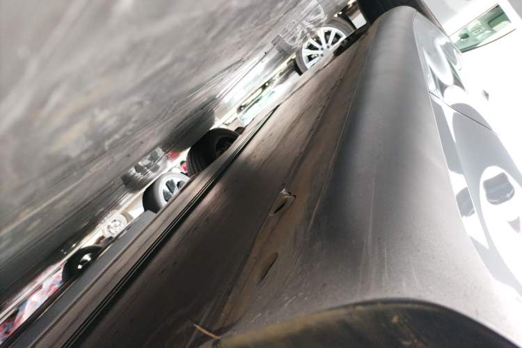 Used Tesla Model Y 2025 Long-Range All-Wheel-Drive Version Left Side Sill