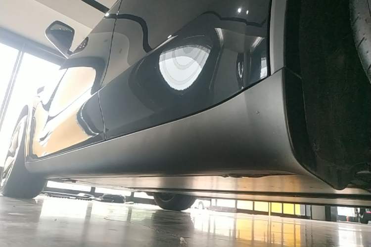 Used Tesla Model Y 2025 Rear-Wheel Drive First Edition Left Side Sill