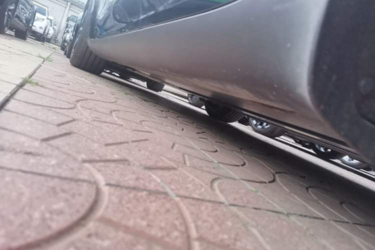 Used Tesla Model Y 2025 Rear-Wheel Drive First Edition Left Side Sill