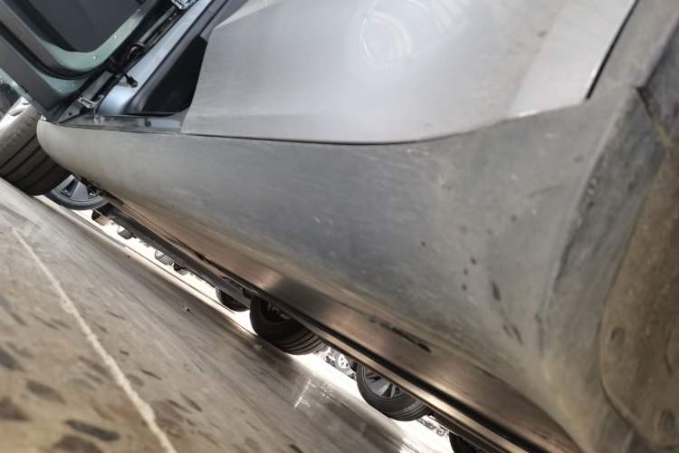 Used Tesla Model Y 2025 Rear-Wheel Drive First Edition Left Side Sill