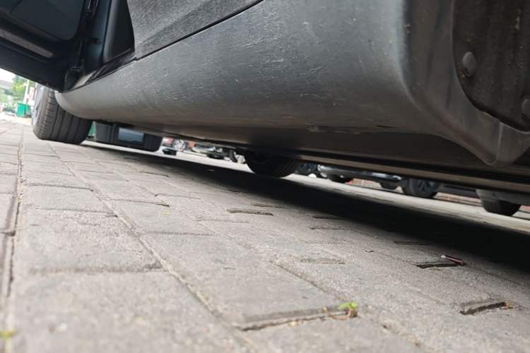 Used Tesla Model Y 2025 Long-Range All-Wheel Drive First Edition Left Side Sill