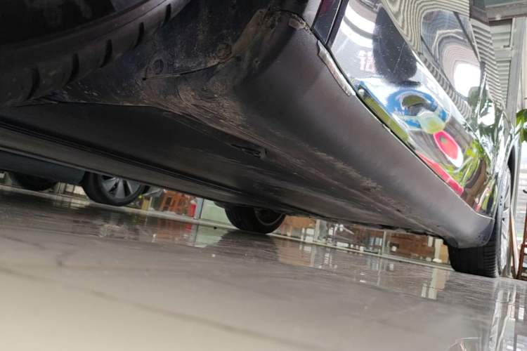 Used Tesla Model Y 2025 Long-Range All-Wheel Drive First Edition Left Side Sill