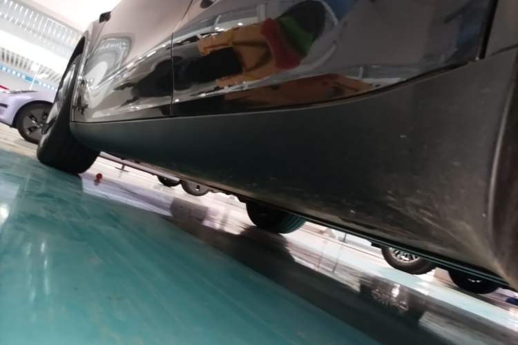 Used Tesla Model Y 2025 Rear-Wheel Drive First Edition Left Side Sill
