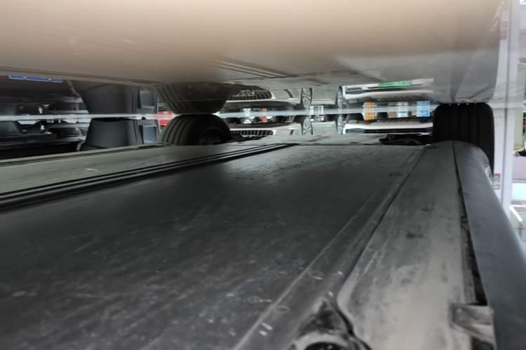 Used Tesla Model Y 2025 Rear-Wheel Drive First Edition Left Side Sill