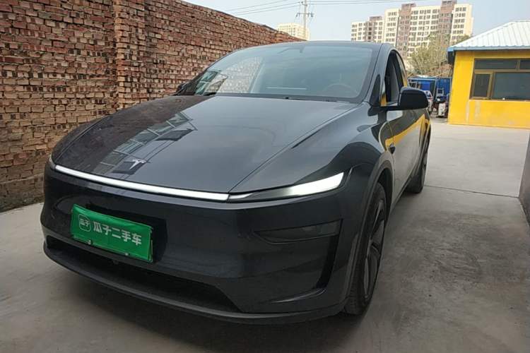 Tesla Model Y 2025 Rear-Wheel-Drive Version