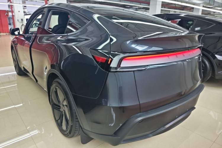 Used Tesla Model Y 2025 Long-Range All-Wheel-Drive Version Rear Left 45 Deg