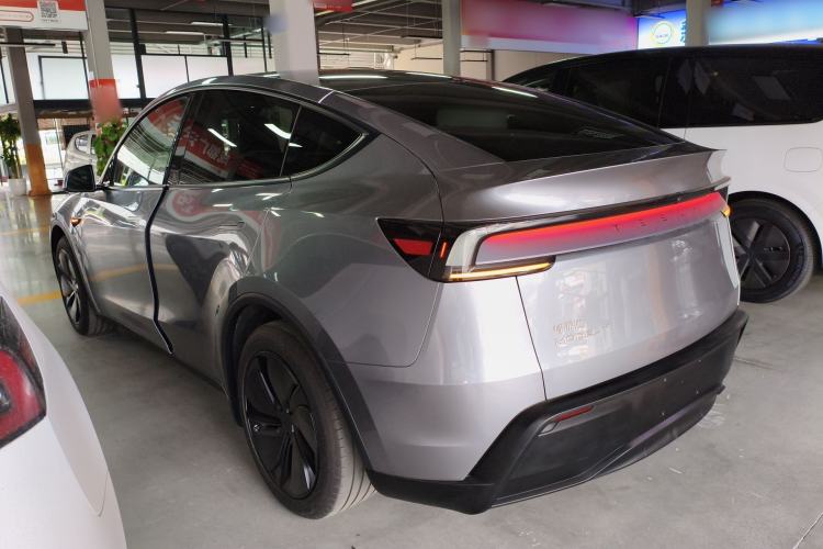 Used Tesla Model Y 2025 Rear-Wheel-Drive Version
