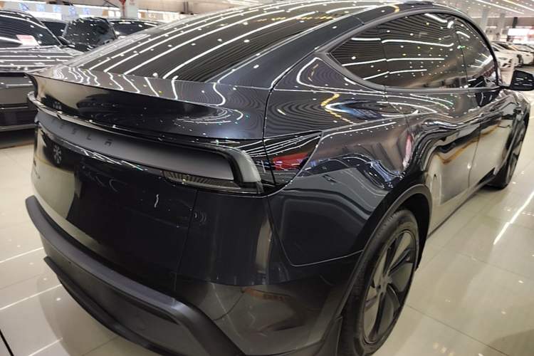 Used Tesla Model Y 2025 Long-Range All-Wheel-Drive Version Rear Right 45 Deg