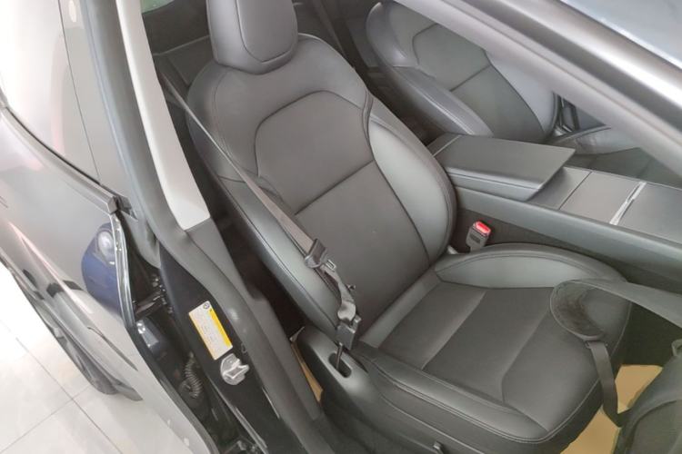 Used Tesla Model Y 2025 Long-Range All-Wheel-Drive Version Right Front Seat