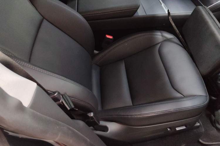 Used Tesla Model Y 2025 Rear-Wheel-Drive Version Right Front Seat