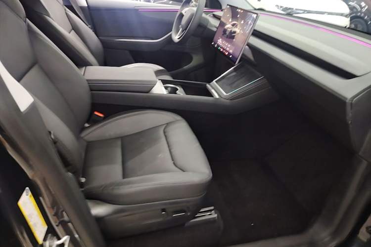 Used Tesla Model Y 2025 Long-Range All-Wheel-Drive Version Right Front Seat