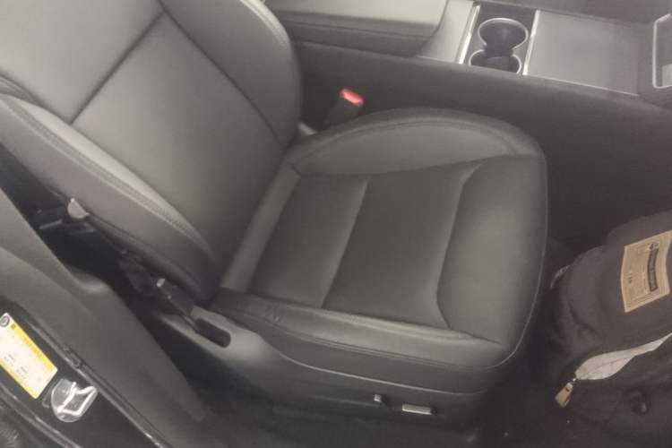 Used Tesla Model Y 2025 Long-Range All-Wheel-Drive Version Right Front Seat