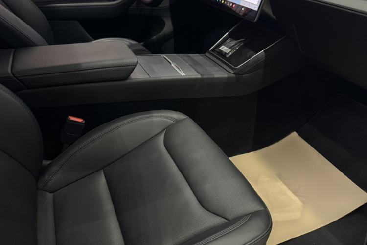 Used Tesla Model Y 2025 Rear-Wheel-Drive Version Right Front Seat