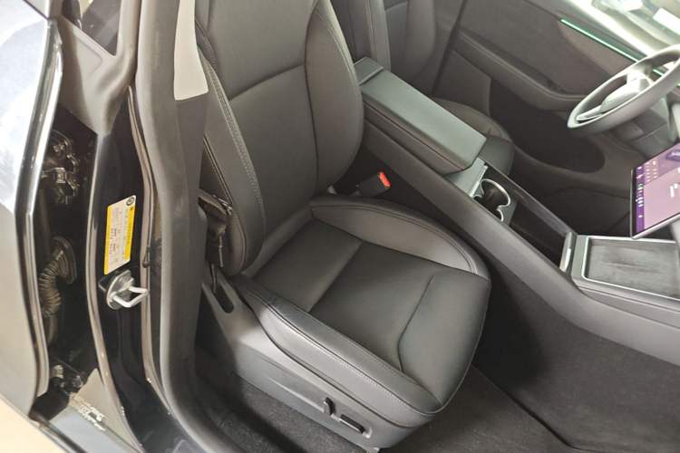 Used Tesla Model Y 2025 Long-Range All-Wheel-Drive Version Right Front Seat