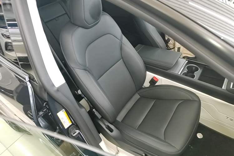 Used Tesla Model Y 2025 Rear-Wheel Drive First Edition Right Front Seat