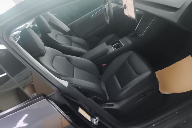Used Tesla Model Y 2025 Long-Range All-Wheel-Drive Version Right Front Seat