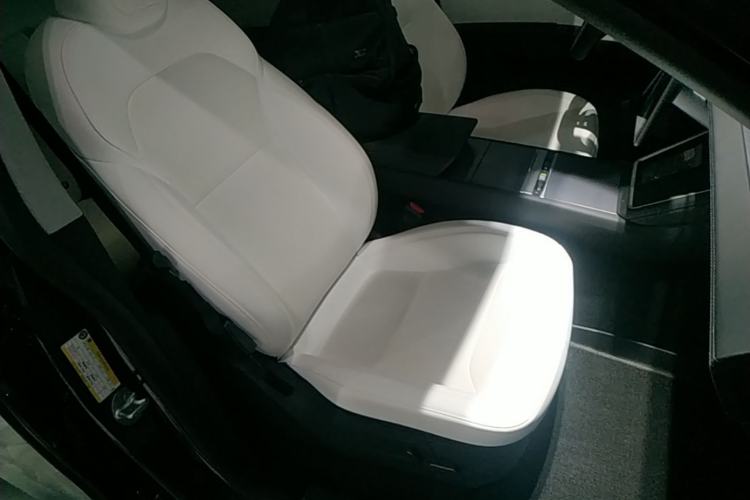 Used Tesla Model Y 2025 Long-Range All-Wheel-Drive Version Right Front Seat