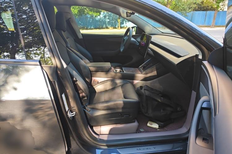 Used Tesla Model Y 2025 Long-Range All-Wheel-Drive Version Right Front Seat