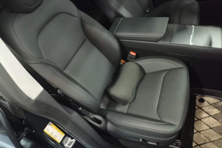 Used Tesla Model Y 2025 Rear-Wheel-Drive Version Right Front Seat