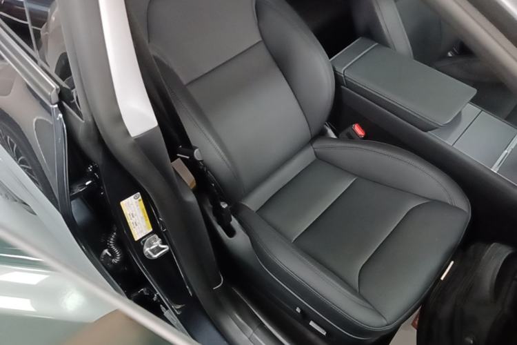 Used Tesla Model Y 2025 Long-Range All-Wheel-Drive Version Right Front Seat