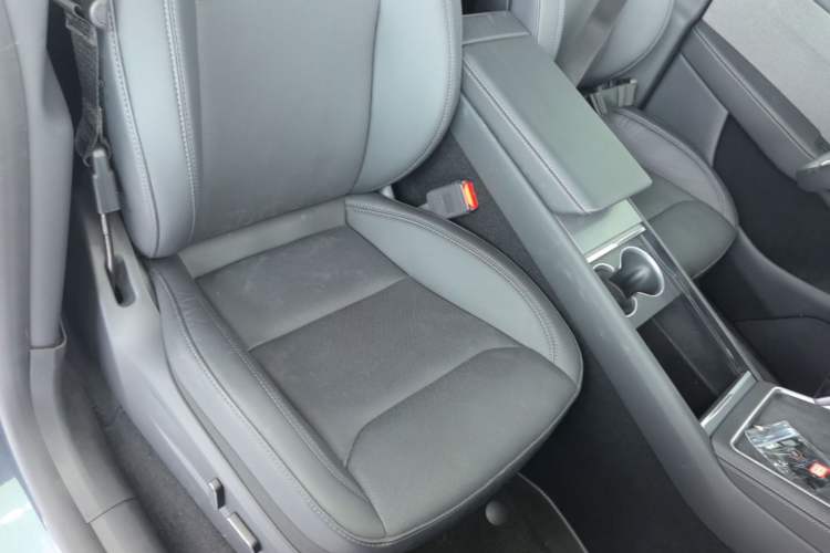 Used Tesla Model Y 2025 Rear-Wheel-Drive Version Right Front Seat