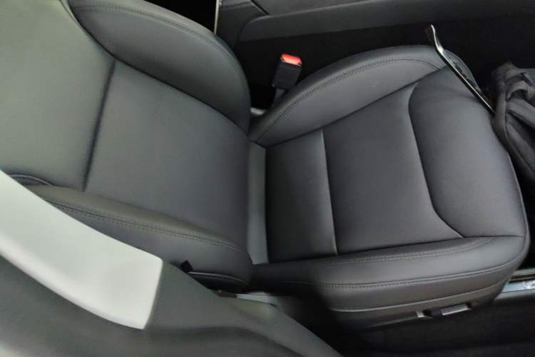 Used Tesla Model Y 2025 Rear-Wheel-Drive Version Right Front Seat