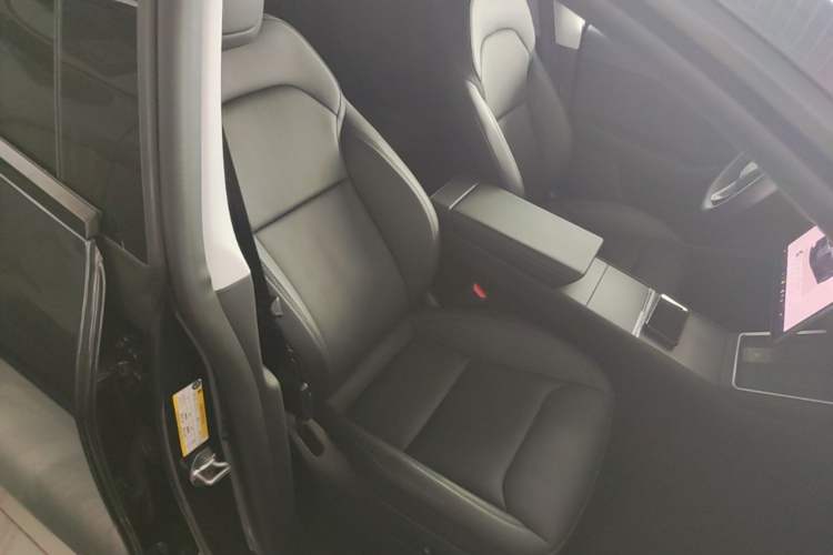 Used Tesla Model Y 2025 Long-Range All-Wheel-Drive Version Right Front Seat