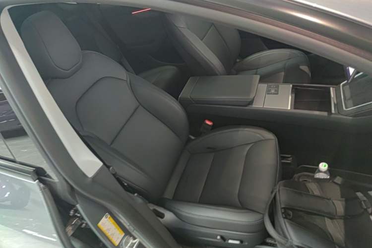 Used Tesla Model Y 2025 Long-Range All-Wheel-Drive Version Right Front Seat