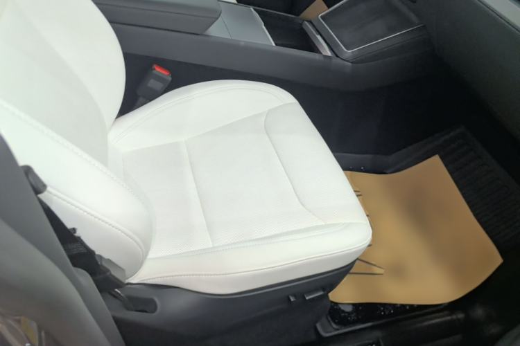 Used Tesla Model Y 2025 Rear-Wheel-Drive Version Right Front Seat