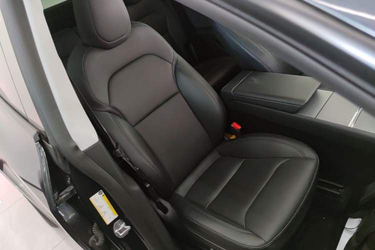 Used Tesla Model Y 2025 Long-Range All-Wheel-Drive Version Right Front Seat