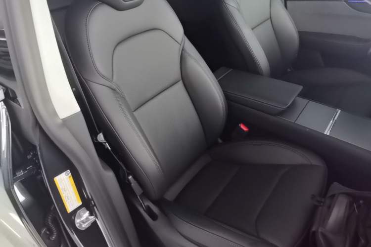 Used Tesla Model Y 2025 Rear-Wheel-Drive Version Right Front Seat