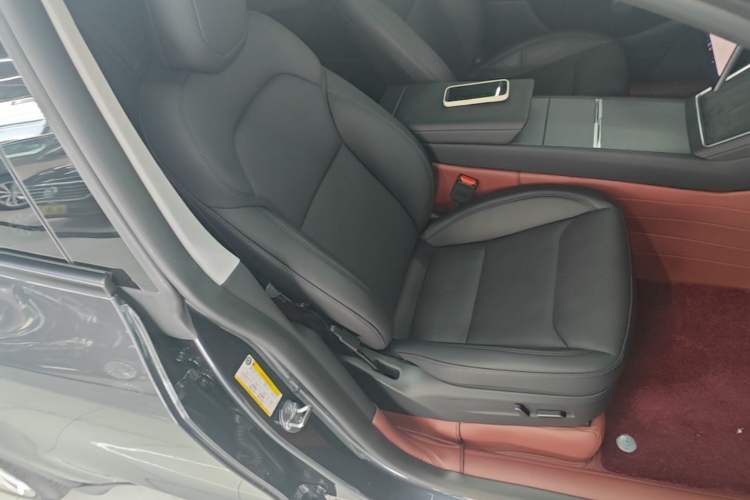 Used Tesla Model Y 2025 Rear-Wheel-Drive Version Right Front Seat