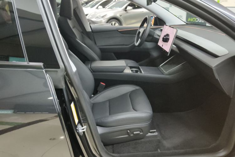Used Tesla Model Y 2025 Rear-Wheel-Drive Version Right Front Seat