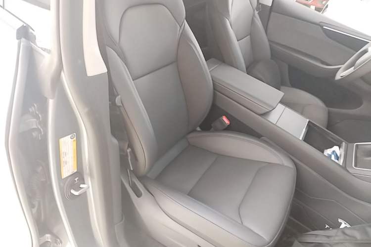 Used Tesla Model Y 2025 Rear-Wheel-Drive Version Right Front Seat
