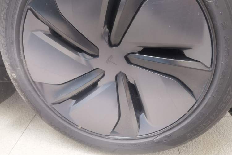 Used Tesla Model Y 2025 Long-Range All-Wheel-Drive Version Right Front Wheel Hub