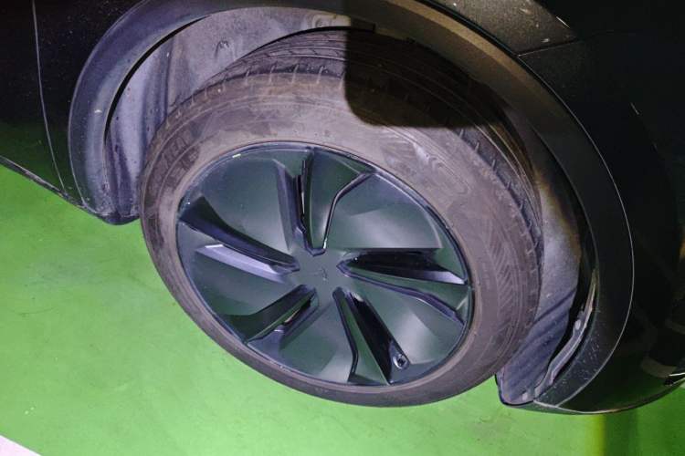 Used Tesla Model Y 2025 Rear-Wheel Drive First Edition Right Front Wheel Hub