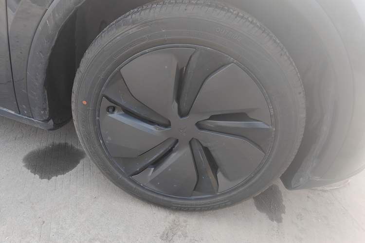 Used Tesla Model Y 2025 Rear-Wheel-Drive Version Right Front Wheel Hub