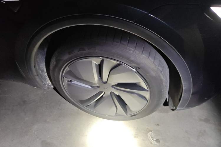 Used Tesla Model Y 2025 Long-Range All-Wheel Drive First Edition Right Front Wheel Hub