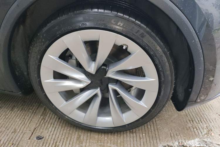 Used Tesla Model Y 2025 Long-Range All-Wheel-Drive Version Right Front Wheel Hub