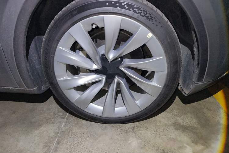 Used Tesla Model Y 2025 Long-Range All-Wheel-Drive Version Right Front Wheel Hub