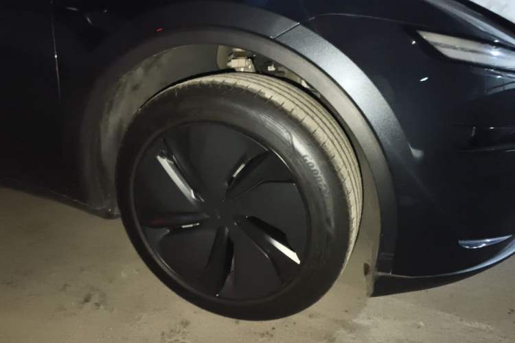 Used Tesla Model Y 2025 Rear-Wheel Drive First Edition Right Front Wheel Hub