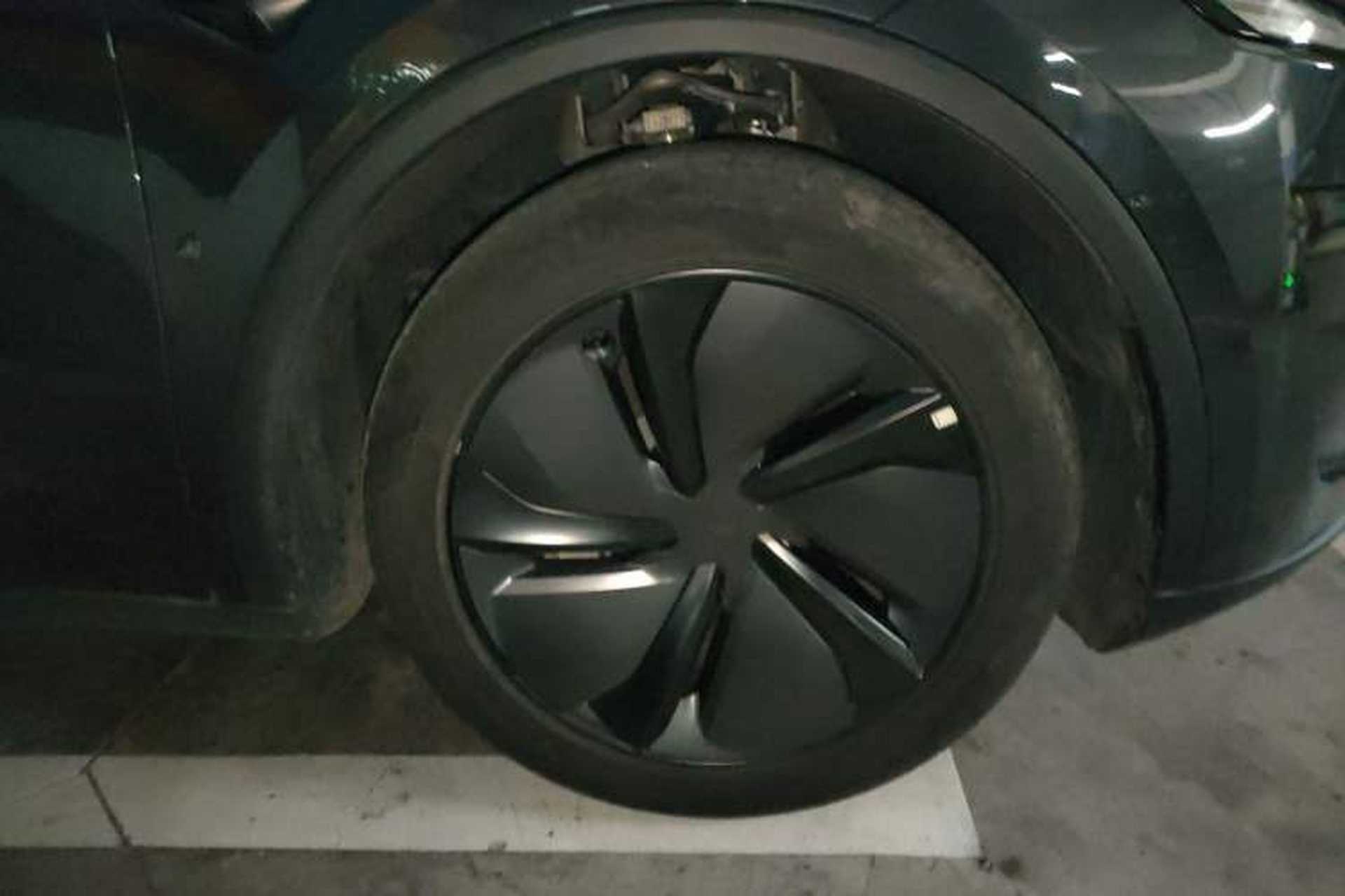 Used Tesla Model Y 2025 Long-Range All-Wheel Drive First Edition Right Front Wheel Hub