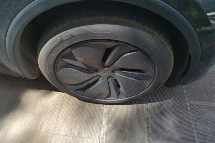 Used Tesla Model Y 2025 Long-Range All-Wheel-Drive Version Right Front Wheel Hub